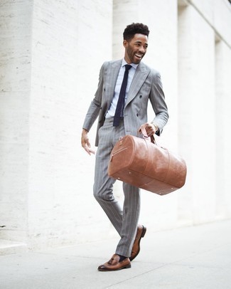 30 Jährige: Leder Reisetasche kombinieren – 390 Herren Outfits: Kombinieren Sie einen grauen vertikal gestreiften Anzug mit einer Leder Reisetasche für ein großartiges Wochenend-Outfit. Fühlen Sie sich ideenreich? Komplettieren Sie Ihr Outfit mit braunen Leder Slippern mit Quasten.