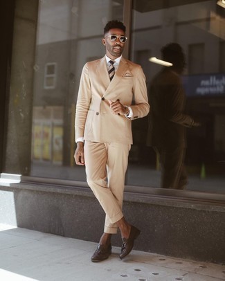 Hellbeige Einstecktuch kombinieren – 351 Elegante Herren Outfits warm Wetter: Entscheiden Sie sich für einen beige Anzug und ein hellbeige Einstecktuch für einen bequemen Alltags-Look. Fühlen Sie sich mutig? Wählen Sie dunkelbraunen Leder Slipper mit Quasten.