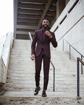 Dunkelrote Krawatte kombinieren – 500+ Herren Outfits: Kombinieren Sie einen dunkelroten Anzug mit einer dunkelroten Krawatte, um vor Klasse und Perfektion zu strotzen. Wenn Sie nicht durch und durch formal auftreten möchten, ergänzen Sie Ihr Outfit mit dunkelroten Leder Slippern mit Quasten.