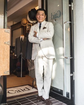 Wie Slipper mit Quasten mit Anzuges zu kombinieren – 500+ Herren Outfits: Vereinigen Sie einen Anzug mit einem weißen Businesshemd, um vor Klasse und Perfektion zu strotzen. Fühlen Sie sich ideenreich? Ergänzen Sie Ihr Outfit mit Slippern mit Quasten.