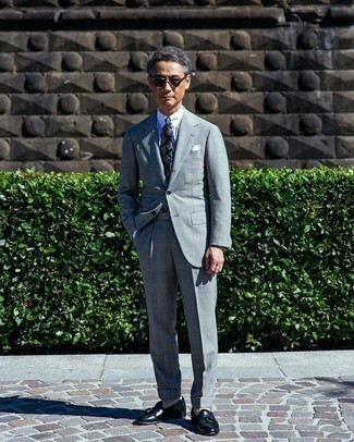Wie Slipper mit Quasten mit Anzuges zu kombinieren – 500+ Herren Outfits: Kombinieren Sie einen Anzug mit einem weißen und dunkelblauen vertikal gestreiften Businesshemd für einen stilvollen, eleganten Look. Vervollständigen Sie Ihr Look mit Slippern mit Quasten.