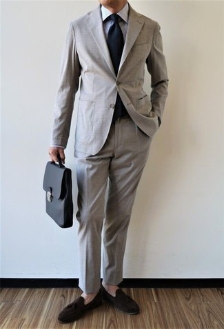 50 Jährige: Schwarze Aktentasche kombinieren – 12 Elegante Herren Outfits: Kombinieren Sie einen grauen Anzug mit einer schwarzen Aktentasche für einen bequemen Alltags-Look. Ergänzen Sie Ihr Outfit mit dunkelbraunen Wildleder Slippern mit Quasten, um Ihr Modebewusstsein zu zeigen.