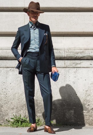 Dunkeltürkise bedruckte Krawatte kombinieren – 199 Herren Outfits: Kombinieren Sie einen dunkelblauen Anzug mit einer dunkeltürkisen bedruckten Krawatte, um vor Klasse und Perfektion zu strotzen. Fühlen Sie sich ideenreich? Ergänzen Sie Ihr Outfit mit braunen Leder Slippern mit Quasten.