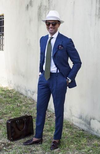 Dunkelbraune Leder Slipper mit Quasten kombinieren – 500+ Herren Outfits: Kombinieren Sie einen dunkelblauen vertikal gestreiften Anzug mit einem weißen Businesshemd, um vor Klasse und Perfektion zu strotzen. Vervollständigen Sie Ihr Look mit dunkelbraunen Leder Slippern mit Quasten.