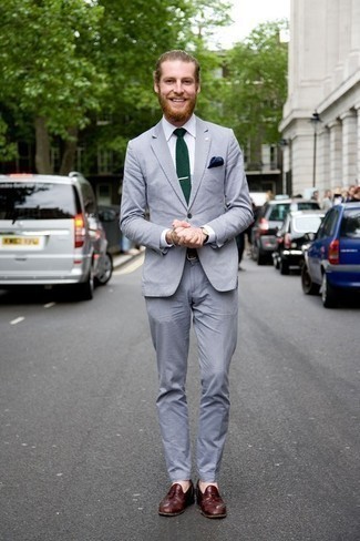 30 Jährige: Braune Leder Slipper mit Quasten kombinieren – 500+ Herren Outfits: Kombinieren Sie einen grauen Anzug mit einem weißen Businesshemd für einen stilvollen, eleganten Look. Fühlen Sie sich mutig? Wählen Sie braunen Leder Slipper mit Quasten.