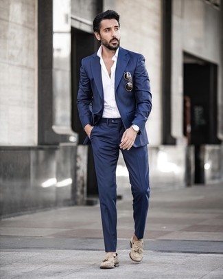 Dunkelblauen Anzug kombinieren – 1200+ Herren Outfits: Tragen Sie einen dunkelblauen Anzug und ein weißes Businesshemd für eine klassischen und verfeinerte Silhouette. Wenn Sie nicht durch und durch formal auftreten möchten, entscheiden Sie sich für hellbeige Wildleder Slipper mit Quasten.