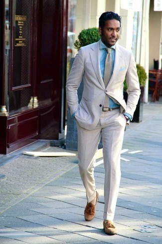 Hellbeige Strick Krawatte kombinieren – 18 Herren Outfits: Kombinieren Sie einen hellbeige Anzug mit einer hellbeige Strick Krawatte für einen stilvollen, eleganten Look. Bringen Sie die Dinge durcheinander, indem Sie braunen Wildleder Slipper mit Quasten mit diesem Outfit tragen.