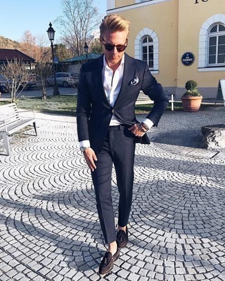 Silberne Uhr kombinieren – 500+ Elegante Herren Outfits warm Wetter: Vereinigen Sie einen dunkelblauen Anzug mit einer silbernen Uhr für einen bequemen Alltags-Look. Setzen Sie bei den Schuhen auf die klassische Variante mit dunkelbraunen Wildleder Slippern mit Quasten.