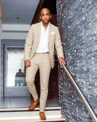 Welche Slipper mit Quasten mit hellbeige Anzuges zu tragen – 163 Elegante Herren Outfits: Entscheiden Sie sich für einen klassischen Stil in einem hellbeige Anzug und einem weißen Businesshemd. Wählen Sie die legere Option mit Slippern mit Quasten.