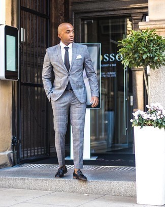 Dunkelgraue Krawatte kombinieren – 894+ Herren Outfits: Entscheiden Sie sich für einen klassischen Stil in einem grauen Anzug mit Schottenmuster und einer dunkelgrauen Krawatte. Fühlen Sie sich ideenreich? Ergänzen Sie Ihr Outfit mit schwarzen Leder Slippern mit Quasten.
