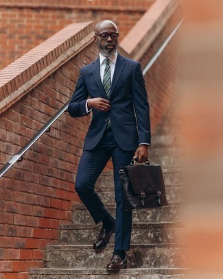 50 Jährige: Taschen kombinieren – 90 Elegante Herren Outfits warm Wetter: Kombinieren Sie einen dunkelblauen Anzug mit Taschen für einen bequemen Alltags-Look. Ergänzen Sie Ihr Outfit mit dunkelbraunen Leder Slippern mit Quasten, um Ihr Modebewusstsein zu zeigen.