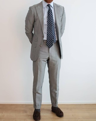 Welche Slipper mit dunkelgrauen Anzuges zu tragen – 500+ Herren Outfits warm Wetter: Kombinieren Sie einen dunkelgrauen Anzug mit einem weißen Businesshemd für eine klassischen und verfeinerte Silhouette. Suchen Sie nach leichtem Schuhwerk? Entscheiden Sie sich für Slipper für den Tag.