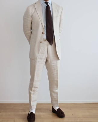 Dunkelbraune Krawatte kombinieren – 500+ Herren Outfits: Geben Sie den bestmöglichen Look ab in einem hellbeige Leinen Anzug und einer dunkelbraunen Krawatte. Wenn Sie nicht durch und durch formal auftreten möchten, vervollständigen Sie Ihr Outfit mit dunkelbraunen Wildleder Slippern mit Quasten.