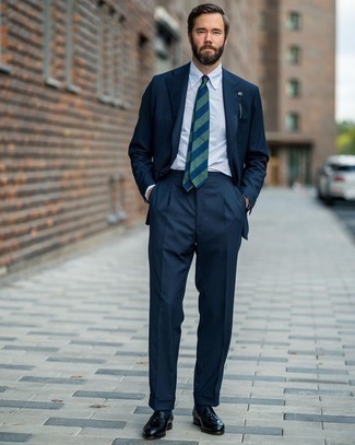 Dunkelblaue Leder Slipper mit Quasten kombinieren – 135 Herren Outfits: Kombinieren Sie einen dunkelblauen Anzug mit einem hellblauen vertikal gestreiften Businesshemd für einen stilvollen, eleganten Look. Dunkelblaue Leder Slipper mit Quasten sind eine perfekte Wahl, um dieses Outfit zu vervollständigen.