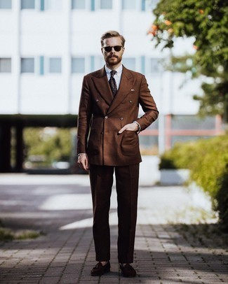 Dunkelbraune Krawatte kombinieren – 500+ Elegante Herren Outfits: Geben Sie den bestmöglichen Look ab in einem braunen Anzug und einer dunkelbraunen Krawatte. Fühlen Sie sich ideenreich? Komplettieren Sie Ihr Outfit mit dunkelbraunen Wildleder Slippern mit Quasten.
