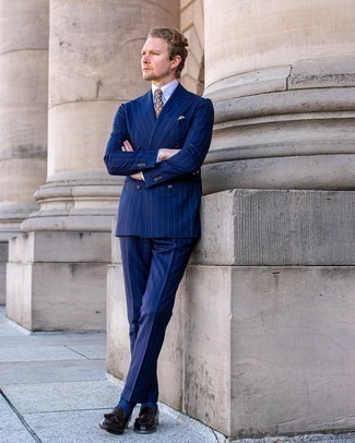 Dunkelbraune Krawatte mit Paisley-Muster kombinieren – 72 Herren Outfits: Kombinieren Sie einen dunkelblauen vertikal gestreiften Anzug mit einer dunkelbraunen Krawatte mit Paisley-Muster für eine klassischen und verfeinerte Silhouette. Dunkelbraune Leder Slipper mit Quasten verleihen einem klassischen Look eine neue Dimension.