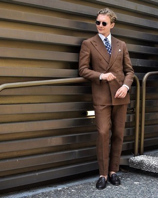 Dunkelblaue Krawatte mit Paisley-Muster kombinieren – 134 Herren Outfits: Vereinigen Sie einen braunen Anzug mit einer dunkelblauen Krawatte mit Paisley-Muster für einen stilvollen, eleganten Look. Suchen Sie nach leichtem Schuhwerk? Wählen Sie schwarzen geflochtenen Leder Slipper mit Quasten für den Tag.