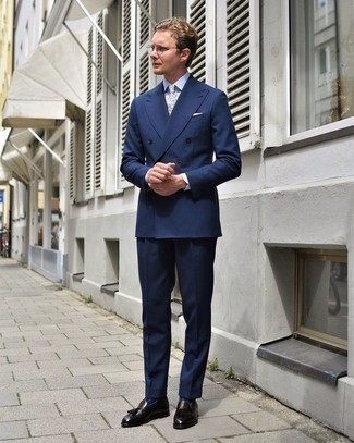 30 Jährige: Wie blauen Anzug mit rotbrauner Leder Slipper zu kombinieren – 162 Herren Outfits: Machen Sie sich mit einem blauen Anzug und einem hellblauen Businesshemd einen verfeinerten, eleganten Stil zu Nutze. Rotbraune Leder Slipper leihen Originalität zu einem klassischen Look.