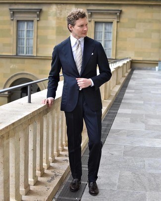 Welche Businesshemden mit dunkelblauen Anzuges zu tragen – 500+ Elegante Herren Outfits: Kombinieren Sie einen dunkelblauen Anzug mit einem Businesshemd für einen stilvollen, eleganten Look. Dunkelbraune Leder Slipper mit Quasten liefern einen wunderschönen Kontrast zu dem Rest des Looks.