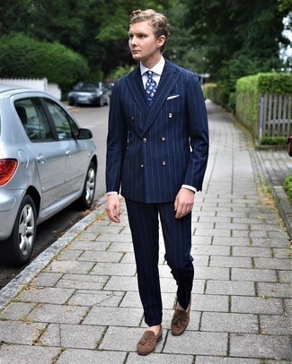 Dunkelblaue Krawatte mit Paisley-Muster kombinieren – 118 Elegante Herren Outfits: Kombinieren Sie einen dunkelblauen vertikal gestreiften Anzug mit einer dunkelblauen Krawatte mit Paisley-Muster für einen stilvollen, eleganten Look. Fühlen Sie sich mutig? Wählen Sie braunen Wildleder Slipper mit Quasten.