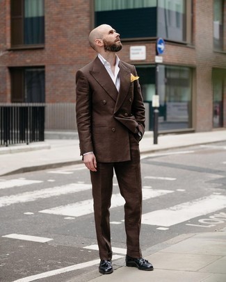 30 Jährige: Welche Slipper mit braunen Anzuges zu tragen – 328 Herren Outfits: Vereinigen Sie einen braunen Anzug mit einem weißen Businesshemd für eine klassischen und verfeinerte Silhouette. Wählen Sie die legere Option mit Slippern.