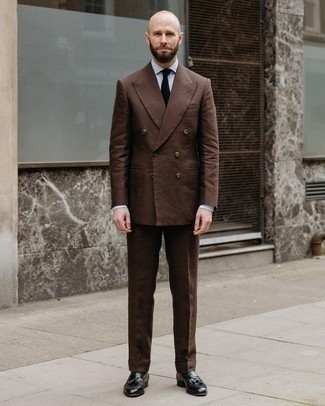 Braunen Anzug kombinieren – 500+ Sommer Herren Outfits: Kombinieren Sie einen braunen Anzug mit einem grauen Businesshemd für einen stilvollen, eleganten Look. Fühlen Sie sich ideenreich? Ergänzen Sie Ihr Outfit mit schwarzen Leder Slippern mit Quasten. Was für eine geniale Sommer-Outfit Idee!