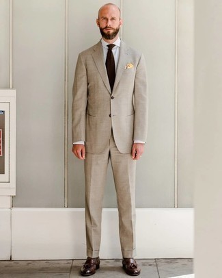 Dunkelbraune Leder Slipper mit Quasten kombinieren – 500+ Herren Outfits: Kombinieren Sie einen hellbeige Anzug mit einem weißen vertikal gestreiften Businesshemd für einen stilvollen, eleganten Look. Dunkelbraune Leder Slipper mit Quasten sind eine kluge Wahl, um dieses Outfit zu vervollständigen.
