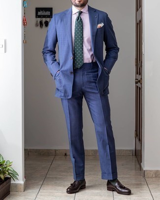 Dunkeltürkise Krawatte kombinieren – 500+ Herren Outfits: Paaren Sie einen blauen Anzug mit Schottenmuster mit einer dunkeltürkisen Krawatte, um vor Klasse und Perfektion zu strotzen. Wenn Sie nicht durch und durch formal auftreten möchten, komplettieren Sie Ihr Outfit mit dunkelbraunen Leder Slippern mit Quasten.