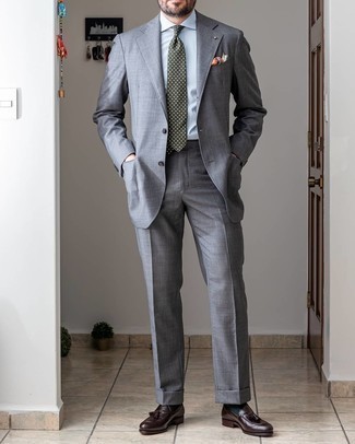 grauer Anzug, hellblaues Businesshemd, dunkelbraune Leder Slipper mit Quasten, dunkelgrüne gepunktete Krawatte für Herren
