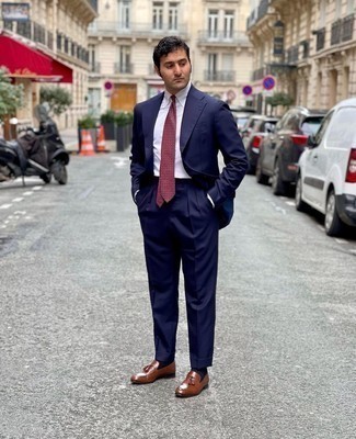 Dunkelrote Krawatte mit Paisley-Muster kombinieren – 88 Herren Outfits: Kombinieren Sie einen dunkelblauen Anzug mit einer dunkelroten Krawatte mit Paisley-Muster für einen stilvollen, eleganten Look. Wenn Sie nicht durch und durch formal auftreten möchten, entscheiden Sie sich für braunen Leder Slipper mit Quasten.