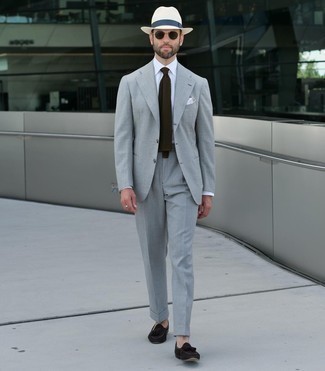 Weißen Hut kombinieren – 103 Elegante Herren Outfits: Kombinieren Sie einen grauen Anzug mit einem weißen Hut für ein großartiges Wochenend-Outfit. Komplettieren Sie Ihr Outfit mit schwarzen Wildleder Slippern mit Quasten, um Ihr Modebewusstsein zu zeigen.