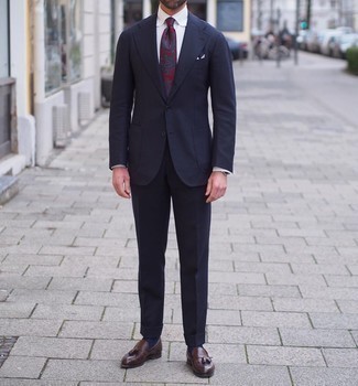 30 Jährige: Dunkelrote Krawatte mit Paisley-Muster kombinieren – 61 Herren Outfits warm Wetter: Kombinieren Sie einen dunkelblauen Anzug mit einer dunkelroten Krawatte mit Paisley-Muster, um vor Klasse und Perfektion zu strotzen. Fühlen Sie sich ideenreich? Ergänzen Sie Ihr Outfit mit dunkelbraunen Leder Slippern mit Quasten.