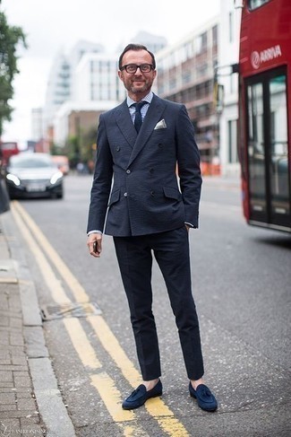Dunkelblaue Business Schuhe kombinieren – 500+ Elegante Herren Outfits: Kombinieren Sie einen dunkelblauen Anzug aus Seersucker mit einem weißen und dunkelblauen Businesshemd mit Vichy-Muster, um vor Klasse und Perfektion zu strotzen. Fühlen Sie sich ideenreich? Vervollständigen Sie Ihr Outfit mit dunkelblauen Business Schuhen.