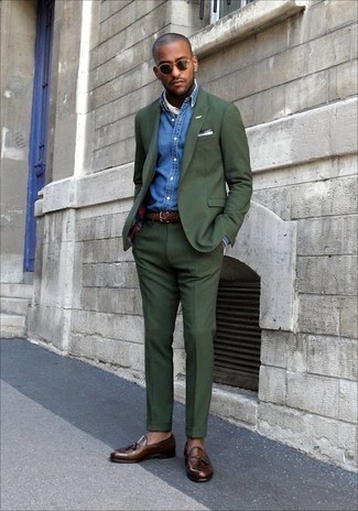 olivgrüner Anzug, blaues Chambray Businesshemd, braune Leder Slipper mit Quasten, weißer Bandana für Herren