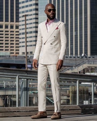 Welche Anzüge mit beige Slipper zu tragen – 89 Herren Outfits: Entscheiden Sie sich für einen Anzug und ein rosa vertikal gestreiftes Businesshemd, um vor Klasse und Perfektion zu strotzen. Beige Slipper sind eine ideale Wahl, um dieses Outfit zu vervollständigen.
