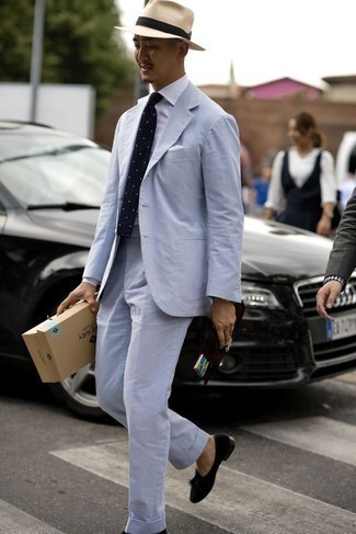 Welche Businesshemden mit dunkelblauer Slipper mit Quasten zu tragen – 177 Herren Outfits: Paaren Sie ein Businesshemd mit einem hellblauen vertikal gestreiften Anzug aus Seersucker für einen stilvollen, eleganten Look. Ergänzen Sie Ihr Look mit dunkelblauen Slippern mit Quasten.