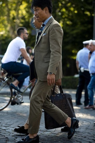 40 Jährige: Welche Anzüge mit schwarzer Slipper mit Quasten zu tragen – 19 Elegante Herren Outfits: Vereinigen Sie einen Anzug mit einem hellblauen Chambray Businesshemd für einen stilvollen, eleganten Look. Schwarze Slipper mit Quasten verleihen einem klassischen Look eine neue Dimension.