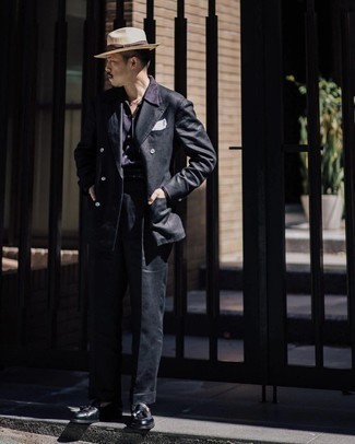 Hellbeige Hut kombinieren – 500+ Herren Outfits: Die Vielseitigkeit von einem schwarzen Anzug und einem hellbeige Hut machen sie zu einer lohnenswerten Investition. Vervollständigen Sie Ihr Outfit mit schwarzen Leder Slippern mit Quasten, um Ihr Modebewusstsein zu zeigen.