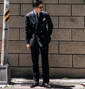 30 Jährige: Dunkelgrüne Krawatte kombinieren – 397 Sommer Herren Outfits: Paaren Sie einen schwarzen Anzug mit einer dunkelgrünen Krawatte, um vor Klasse und Perfektion zu strotzen. Schwarze Leder Slipper mit Quasten verleihen einem klassischen Look eine neue Dimension. Dieser Look ist perfekt für den Sommer.