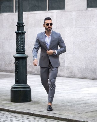 Weißes und blaues vertikal gestreiftes Businesshemd kombinieren – 500+ Elegante Herren Outfits: Kombinieren Sie ein weißes und blaues vertikal gestreiftes Businesshemd mit einem grauen Anzug für eine klassischen und verfeinerte Silhouette. Schwarze Leder Slipper mit Quasten sind eine kluge Wahl, um dieses Outfit zu vervollständigen.