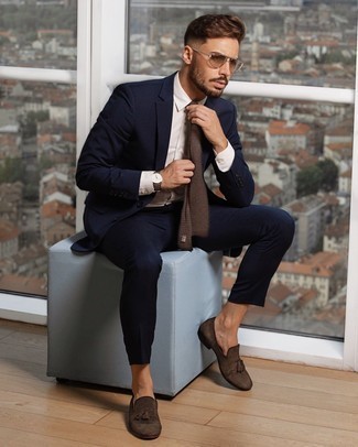 Braune Strick Krawatte kombinieren – 135 Herren Outfits: Kombinieren Sie einen dunkelblauen Anzug mit einer braunen Strick Krawatte, um vor Klasse und Perfektion zu strotzen. Fühlen Sie sich mutig? Komplettieren Sie Ihr Outfit mit dunkelbraunen Wildleder Slippern mit Quasten.
