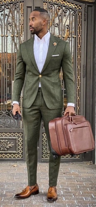 30 Jährige: Braune Reisetasche kombinieren – 173 Herren Outfits warm Wetter: Entscheiden Sie sich für einen olivgrünen Anzug und eine braune Reisetasche für ein großartiges Wochenend-Outfit. Fügen Sie rotbraunen Leder Slipper mit Quasten für ein unmittelbares Style-Upgrade zu Ihrem Look hinzu.