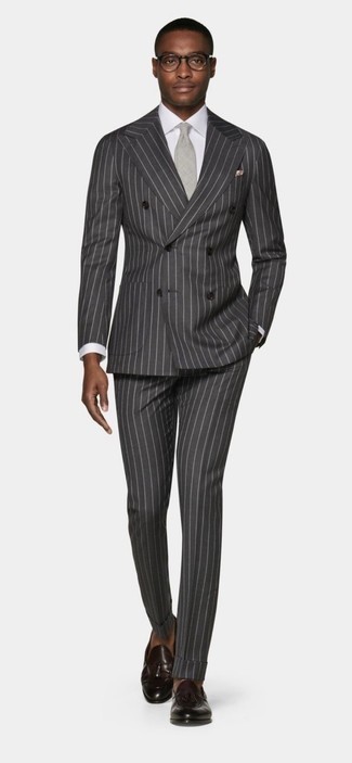 Rotbraune Leder Slipper mit Quasten kombinieren – 500+ Herren Outfits: Vereinigen Sie einen dunkelgrauen vertikal gestreiften Anzug mit einem weißen Businesshemd für einen stilvollen, eleganten Look. Rotbraune Leder Slipper mit Quasten sind eine gute Wahl, um dieses Outfit zu vervollständigen.