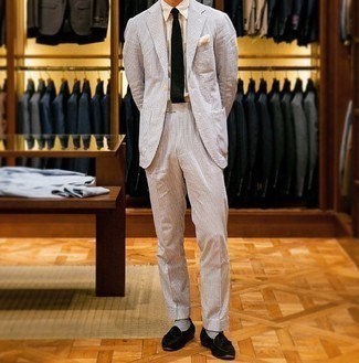 Graue Socken kombinieren – 500+ Elegante Herren Outfits: Entscheiden Sie sich für einen grauen vertikal gestreiften Anzug und grauen Socken für ein bequemes Outfit, das außerdem gut zusammen passt. Entscheiden Sie sich für schwarzen Wildleder Slipper mit Quasten, um Ihr Modebewusstsein zu zeigen.