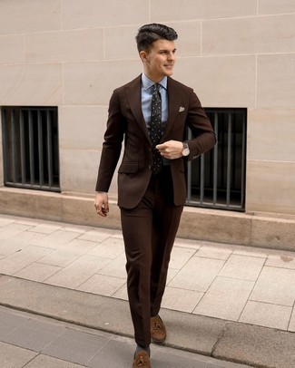 Graue Krawatte mit Paisley-Muster kombinieren – 16 Herren Outfits: Etwas Einfaches wie die Wahl von einem dunkelbraunen Anzug und einer grauen Krawatte mit Paisley-Muster kann Sie von der Menge abheben. Wenn Sie nicht durch und durch formal auftreten möchten, wählen Sie braunen Wildleder Slipper mit Quasten.