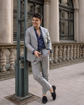 Dunkelgrauen Anzug kombinieren – 500+ Elegante Sommer Herren Outfits: Tragen Sie einen dunkelgrauen Anzug und ein dunkelblaues Businesshemd, um vor Klasse und Perfektion zu strotzen. Schwarze Wildleder Slipper mit Quasten liefern einen wunderschönen Kontrast zu dem Rest des Looks. Dieses Outfit eignet sich wunderbar für den Sommer.