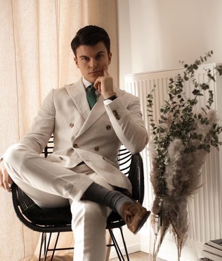 Welche Slipper mit Quasten mit weißen und lila Businesshemdes zu tragen – 500+ Herren Outfits: Kombinieren Sie ein weißes und lila Businesshemd mit einem hellbeige Anzug, um vor Klasse und Perfektion zu strotzen. Fühlen Sie sich ideenreich? Entscheiden Sie sich für Slipper mit Quasten.