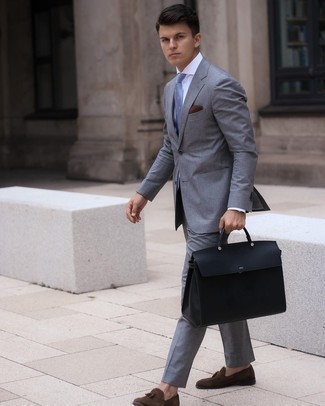 Braunes Einstecktuch kombinieren – 763+ Herren Outfits: Kombinieren Sie einen grauen Anzug mit einem braunen Einstecktuch für einen bequemen Alltags-Look. Heben Sie dieses Ensemble mit dunkelbraunen Wildleder Slippern mit Quasten hervor.