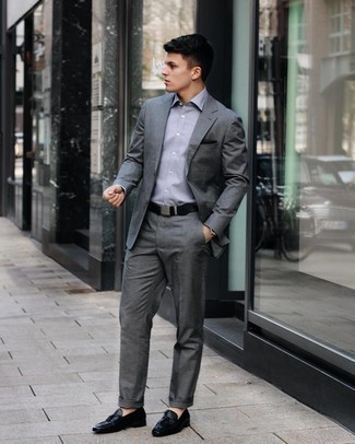 Wie schwarze Leder Slipper mit grauen Businesshemdes zu kombinieren – 40 Elegante Herren Outfits: Paaren Sie ein graues Businesshemd mit einem dunkelgrauen Anzug für einen stilvollen, eleganten Look. Fühlen Sie sich mutig? Wählen Sie schwarzen Leder Slipper.