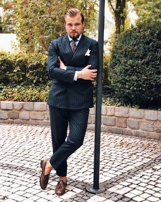 Dunkelbraune Krawatte kombinieren – 500+ Herren Outfits: Entscheiden Sie sich für einen dunkelblauen vertikal gestreiften Anzug und eine dunkelbraune Krawatte, um vor Klasse und Perfektion zu strotzen. Suchen Sie nach leichtem Schuhwerk? Wählen Sie dunkelbraunen Leder Slipper mit Quasten für den Tag.